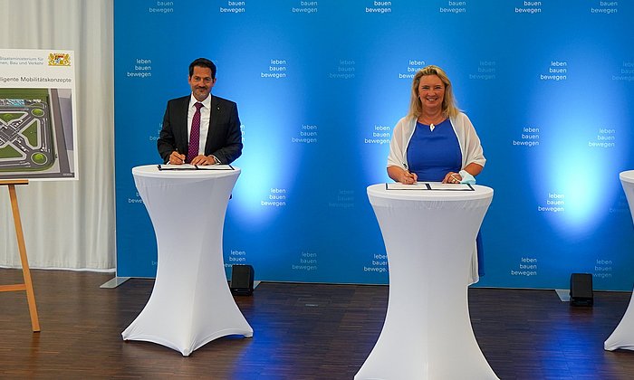 TUM President Thomas F. Hofmann, the Bavarian Minister of Transport Kerstin Schreyer and IABG Managing Director Rudolf F. Schwarz signing the agreement on the new test field.