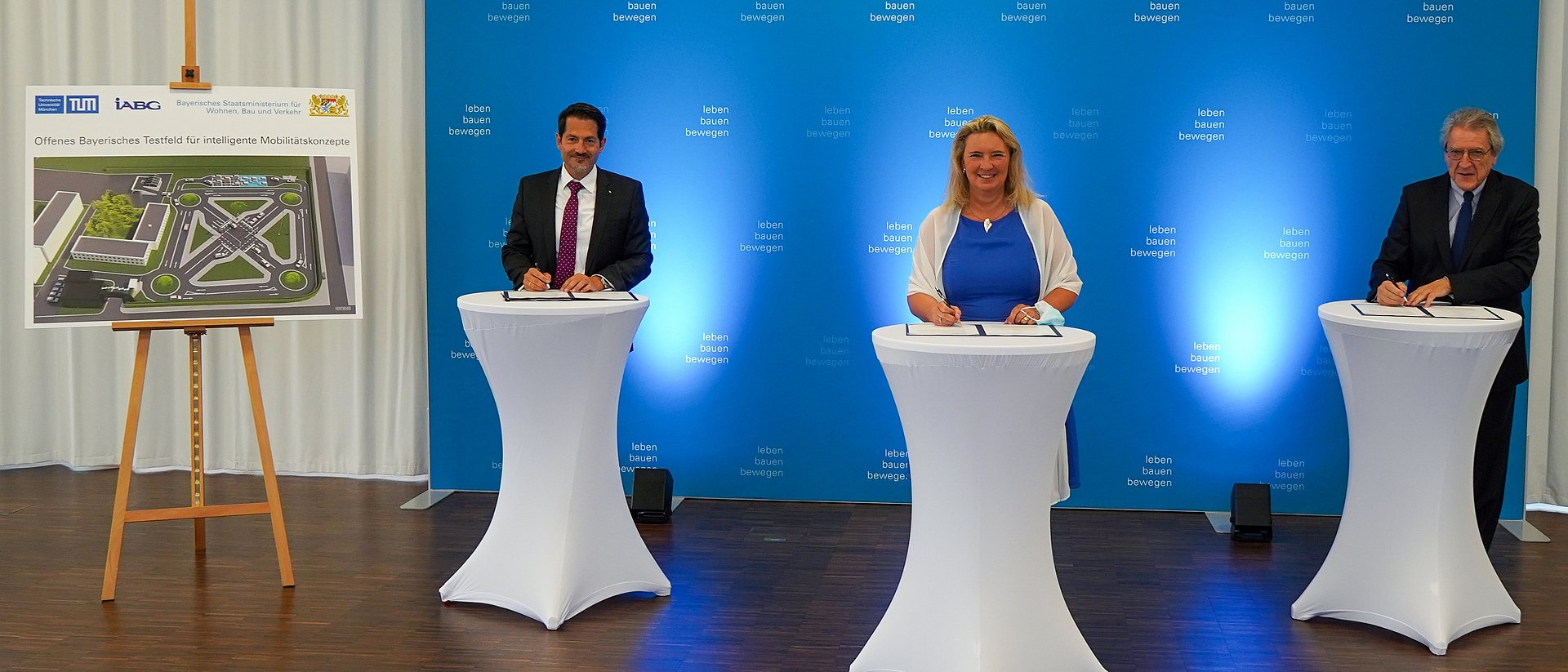 TUM-Präsident Thomas F. Hofmann, die Bayerische Verkehrsministerin Kerstin Schreyer und IABG-Geschäftsführer Rudolf F. Schwarz unterzeichnen die Vereinbarung zum neuen Testfeld.