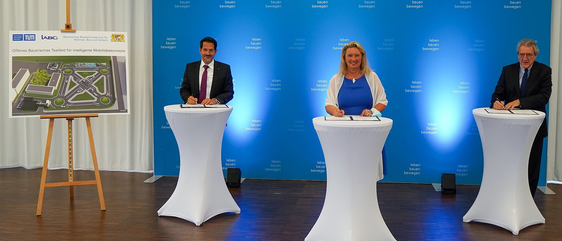 TUM President Thomas F. Hofmann, the Bavarian Minister of Transport Kerstin Schreyer and IABG Managing Director Rudolf F. Schwarz signing the agreement on the new test field.