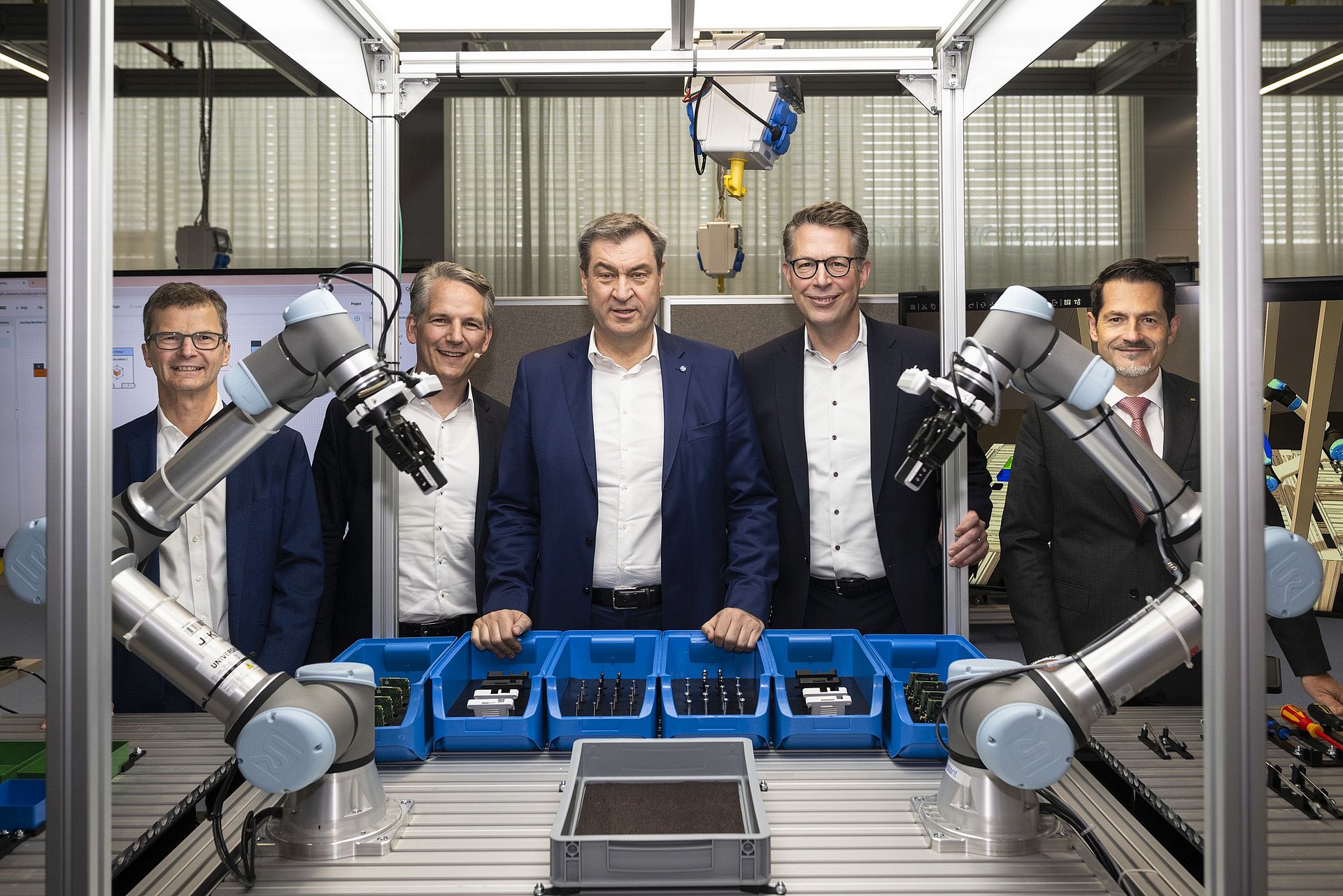 Norbert Gaus, Dr. Peter Körte, Dr. Markus Söder, Markus Blume und Thomas Hofmann eröffnen gemeinsam das Siemens Technology Center auf dem TUM Campus Garching.