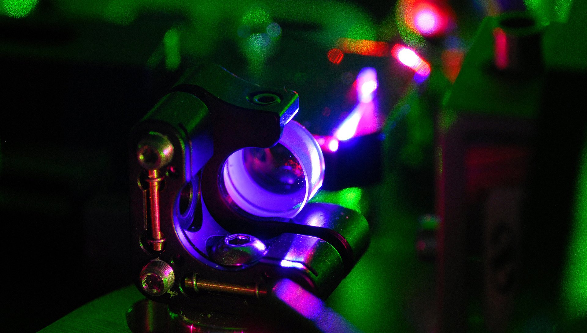 Laser, mit dem sich Femtosekunden-Signale erzeugen lassen. Bild: Thorsten Näser Laser, mit dem sich Femtosekunden-Signale erzeugen lassen. Bild: Thorsten Näser