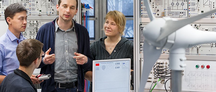 Ihnen winken gute Jobs bei internationalen Unternehmen: Studierende in der Elektro- und Informationstechnik. (Bild: A. Eckert / TUM) Studierende in der Elektro- und Informationstechnik