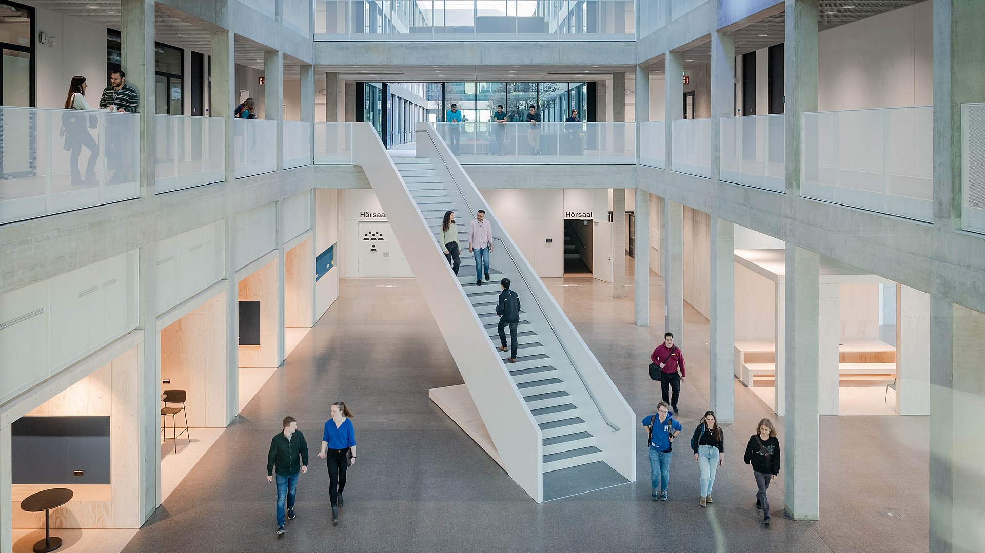 Studierende gehen durch die Halle im Neubau der Fakultät für Elektrotechnik und Informationstechnik der TUM am Campus Garching (Bild: Andreas Heddergott / TUM).