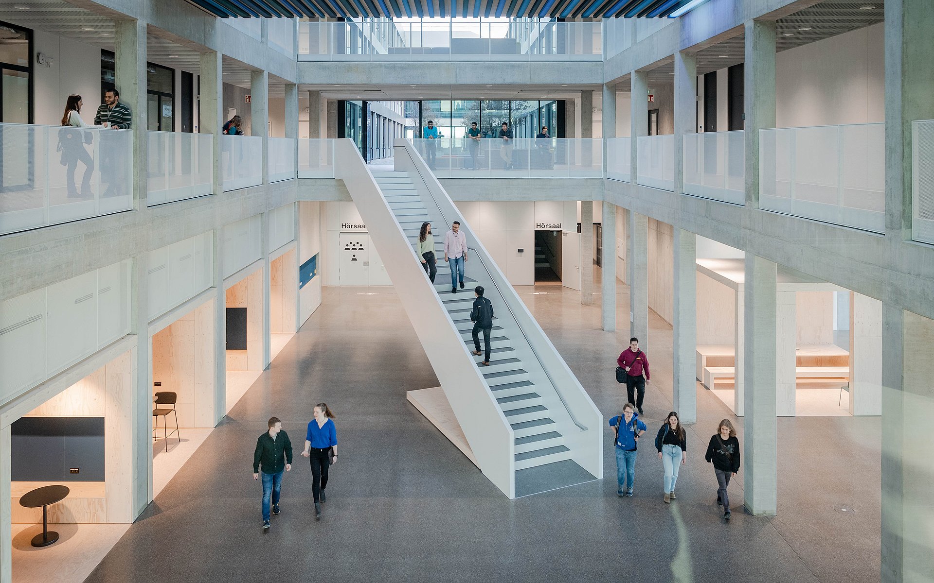 Studierende gehen durch die Halle im Neubau der Fakultät für Elektrotechnik und Informationstechnik der TUM am Campus Garching (Bild: Andreas Heddergott / TUM).