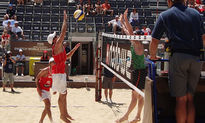 Situation aus einem Beachvolley-Ball-Match: Ein Spieler der polnischen Mannschaft (links) schlägt den Ball, kann das deutsche Team (rechts) abwehren?