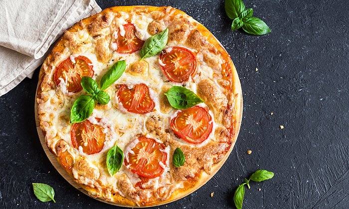 Über eine Million Tiefkühlpizzen essen die Deutschen täglich. (Foto: Oksana Bratanova / iStock)