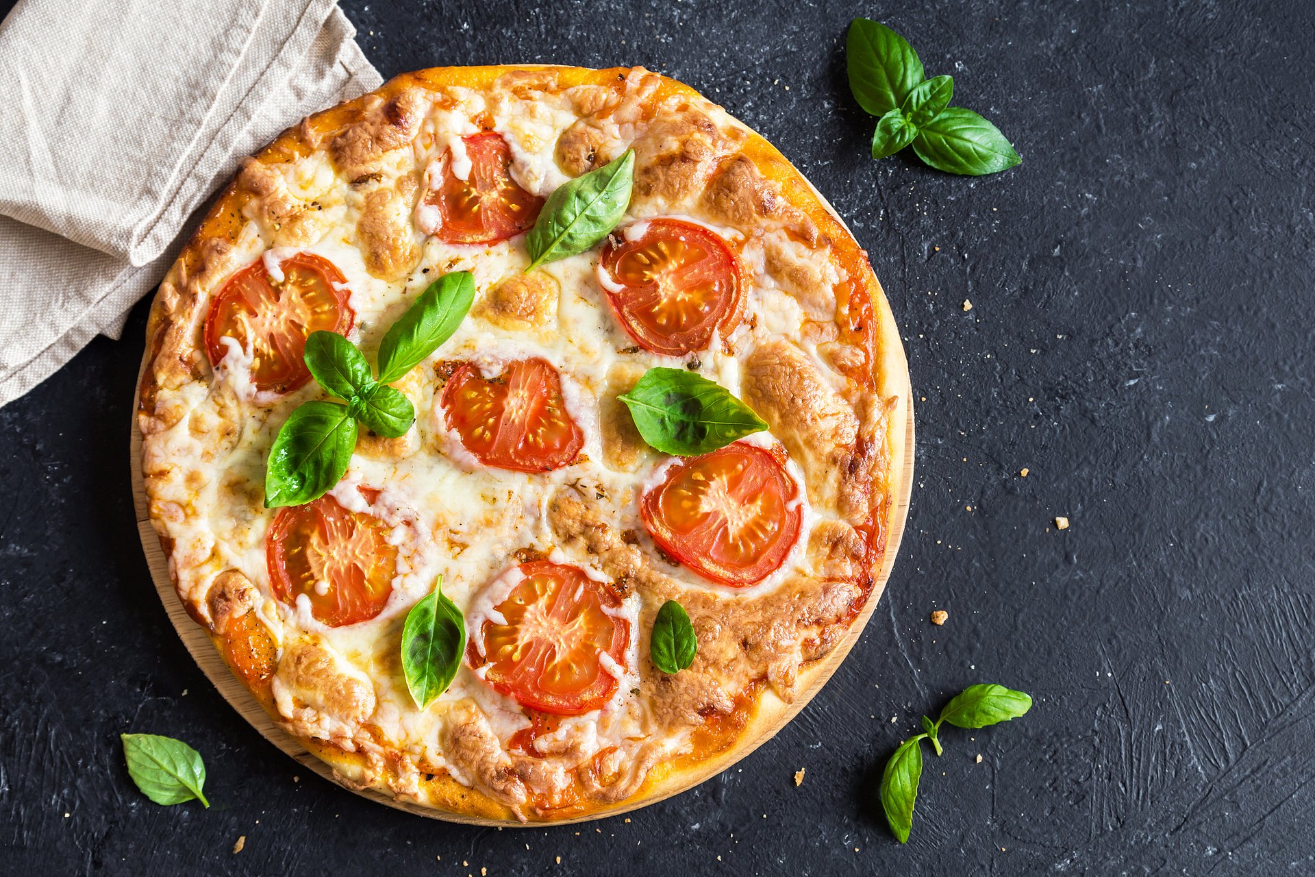 Über eine Million Tiefkühlpizzen essen die Deutschen täglich. (Foto: Oksana Bratanova / iStock)