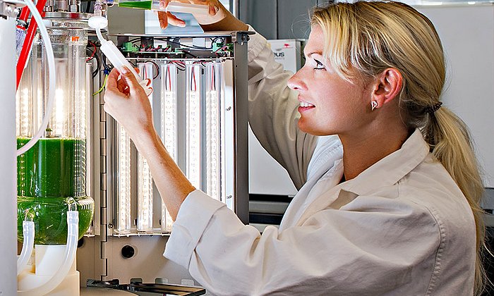 Student Olga Shostak at the LED-bioreactor - Photo: Andreas Heddergott / TUM