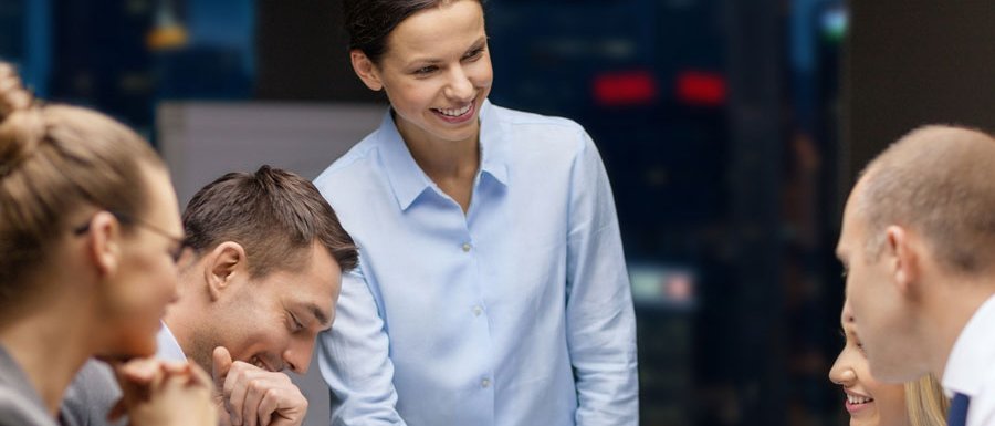 Eine Frau leitet ein Management-Gespräch.