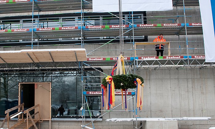 With a topping-out ceremony, the university celebrated a milestone in the construction of the new Research Center for Energy and Information on its Garching campus.