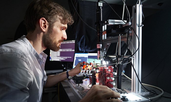 Ein Wissenschaftler aus dem Exzellenzclusters "Munich Center for Quantum Science and Technology" (MCQST).