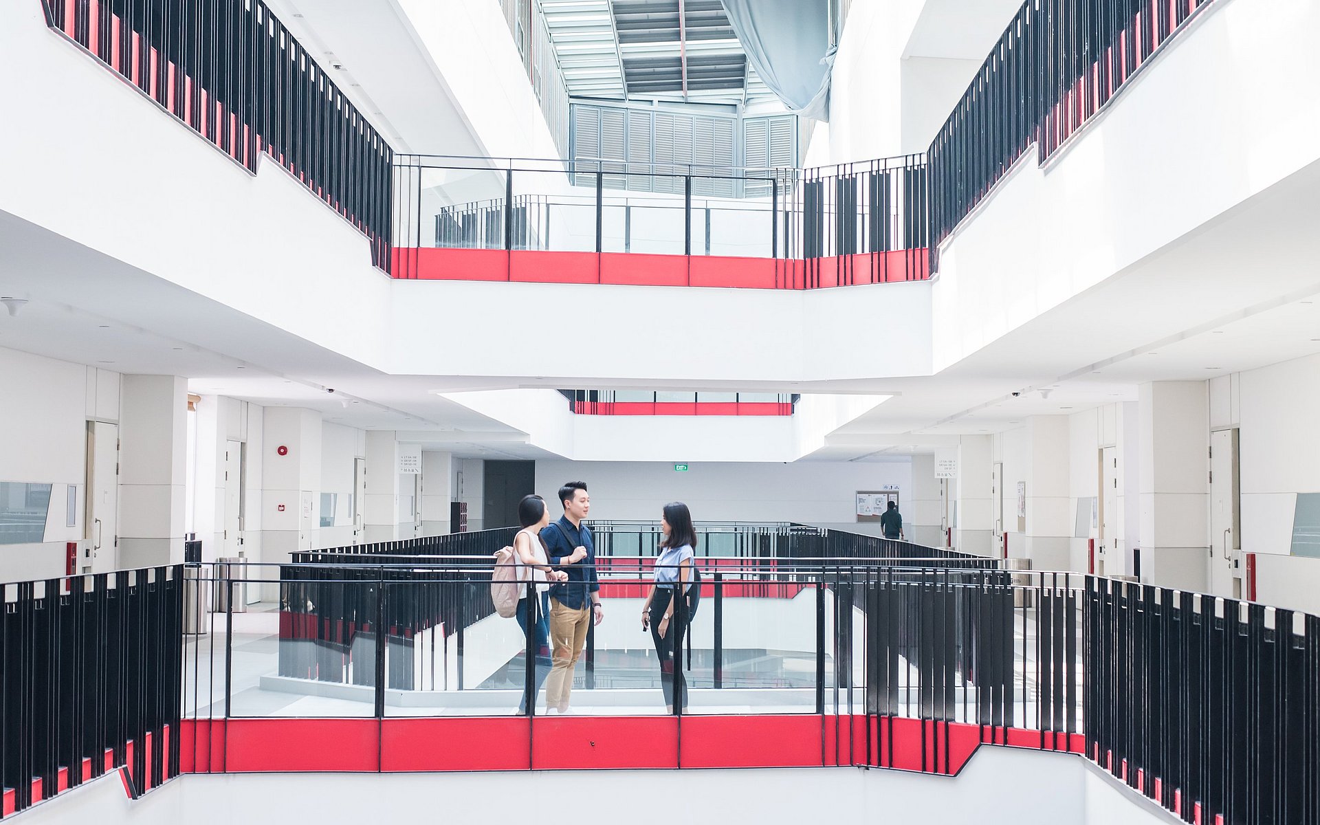 Two students are chatting in a stairwell. 