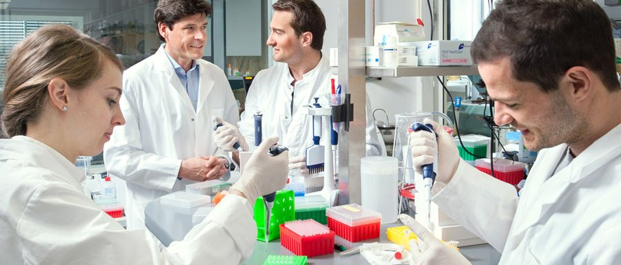 Prof. Hendrik Dietz und sein Team im Labor (Bild: U. Benz / TUM)