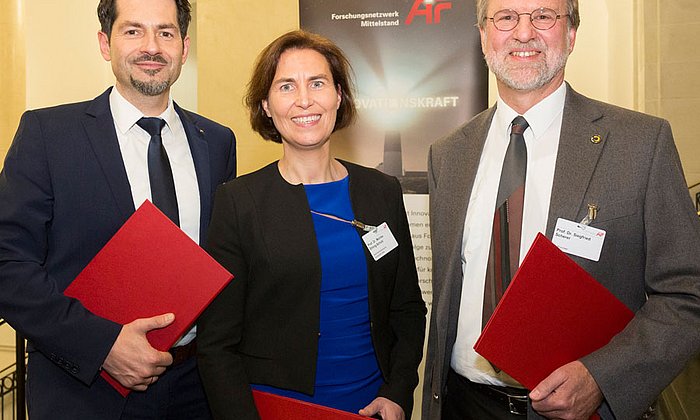 Prof. Thomas Hofmann (l.), Prof. Siegfried Scherer, and their project partner from Vienna, Prof. Monika Ehling-Schulz, have been awarded for the "cereulide toolbox".