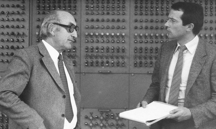 Friedrich L. Bauer (links) und Franz Schweiggert vor der Programmgesteuerten Elektronische Rechenanlage München, 1954.
