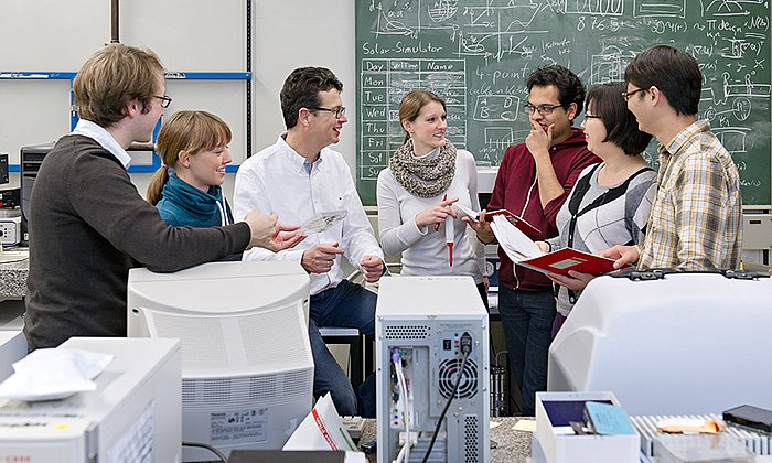 Prof. Müller-Buschbaum mit seiner Gruppe im Labor - Foto: Andreas Heddergott / TUM