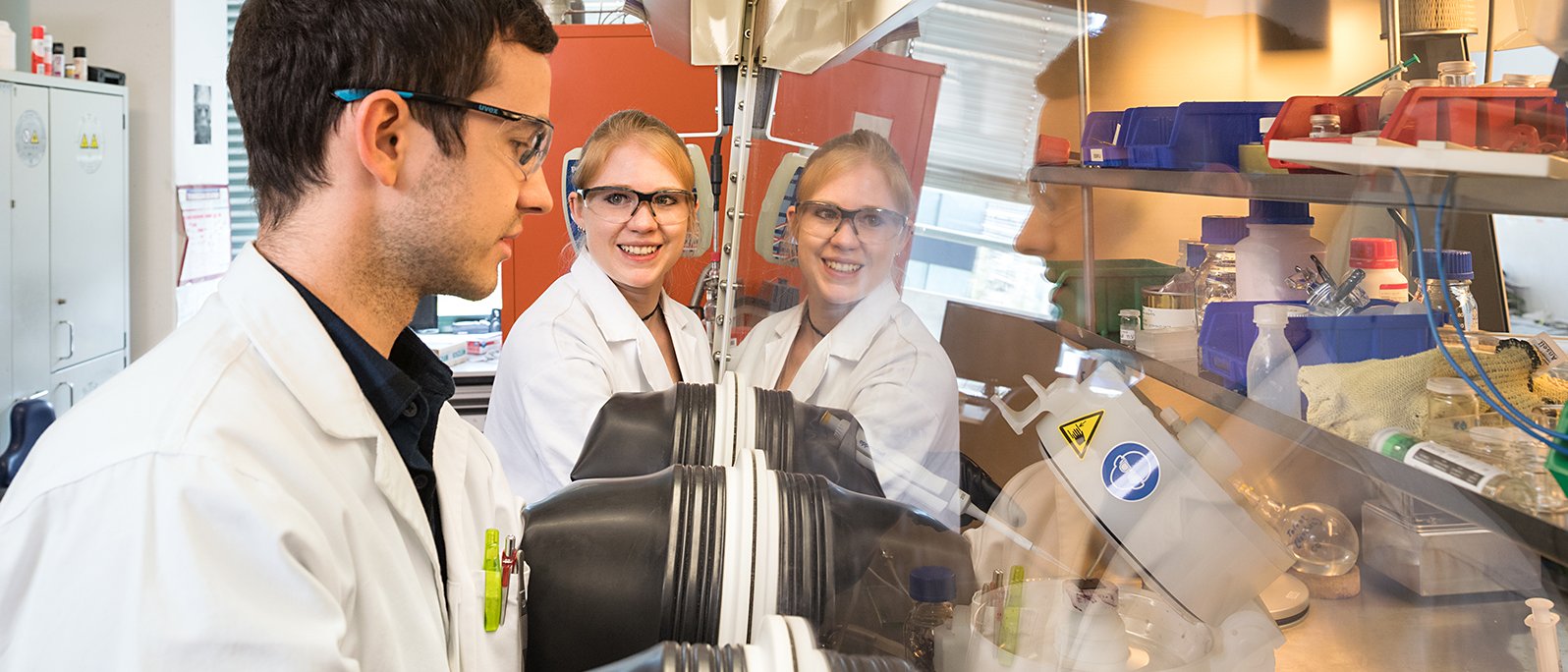 Wasserspaltungskatalysator Dr. Claudia Ott und Doktorand Felix Reiter in ihrem Labor in Garching.