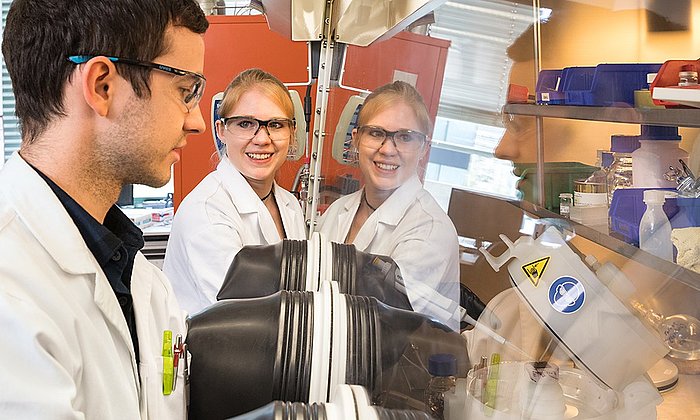 Dr. Claudia Ott und Doktorand Felix Reiter in ihrem Labor in Garching.