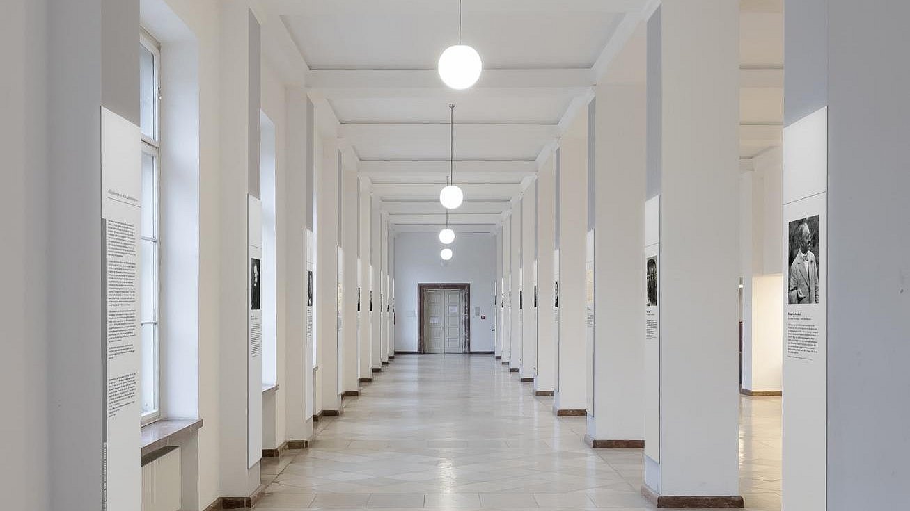 Visualisierung der Gedenktafeln im Säulengang im Foyer des Carl-von-Linde-Hörsaals