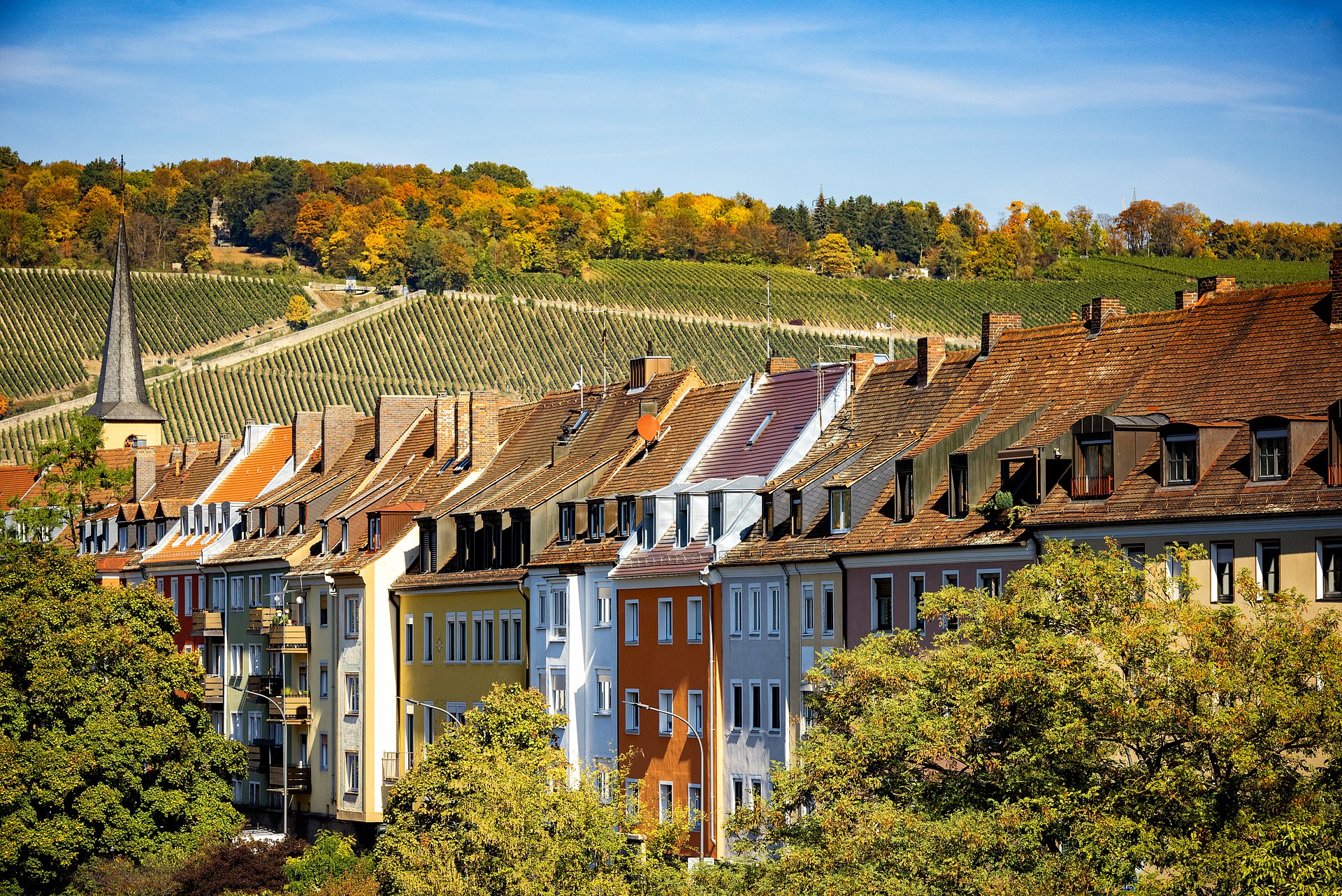Ein Forschungsteam unter Federführung der TUM hat im Rahmen einer empirischen Studie in Würzburg drei Jahre lang untersucht, welche Auswirkungen Stadtbegrünung auf das Klima in der Stadt hat. 