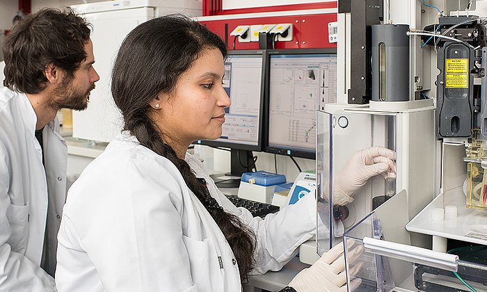 Die Erstautorin der Studie Dr. Garima Garg (rechts) und Dr. Andreas Muschaweckh aus der Experimentellen Neuroimmunologie der TUM arbeiten an einem FACS-Gerät (engl., Fluorescence-Activated Cell Sorting). (Bild: A. Eckert / TUM)