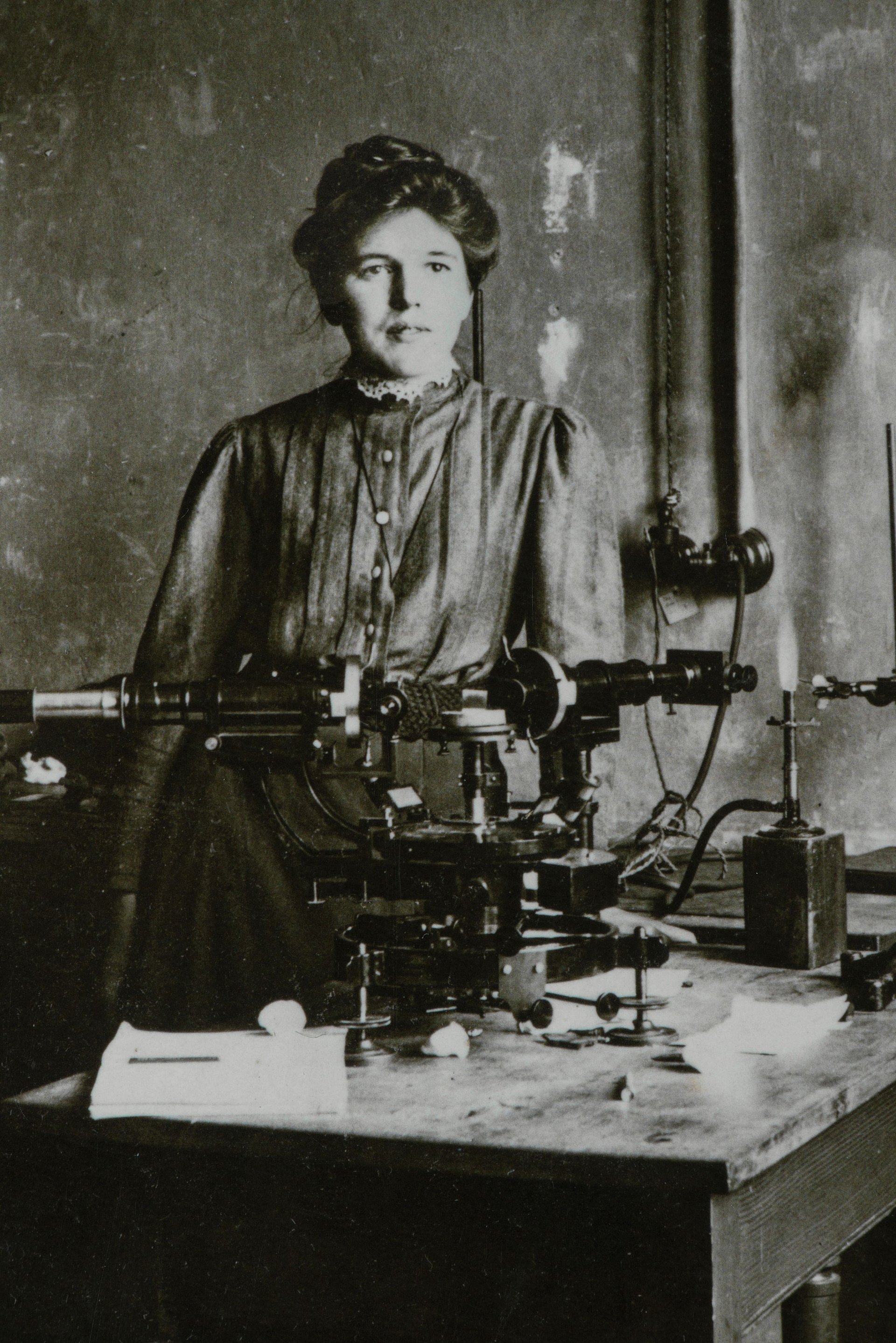 Anna Helene Koch (1881 – 1920, geborene Boyksen), die erste Studentin der Elektrotechnik der THM am Spektralapparat im Physikalischen Praktikum, um 1908.