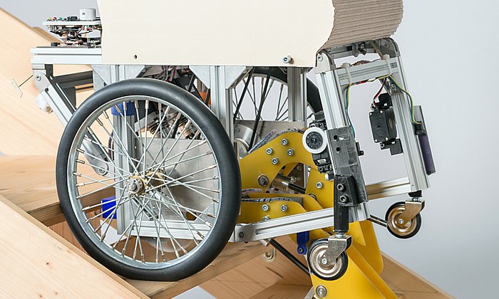 Am bionischen Rollstuhl sind zwei "Füße" angebracht, die das Treppensteigen möglich machen.