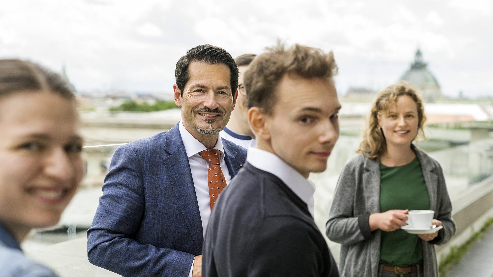 Präsident Thomas F. Hofmann zusammen mit Studierenden beim TUM Presidential Student Lunch