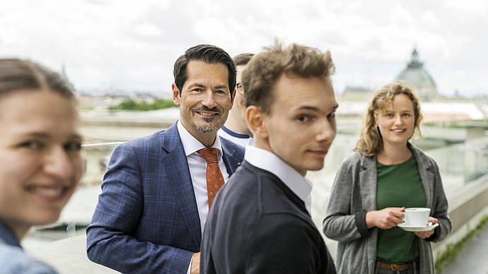 Präsident Thomas F. Hofmann zusammen mit Studierenden beim TUM Presidential Student Lunch