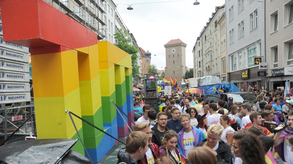 Buntes TUM-Logo bei Pride Parade München 2019