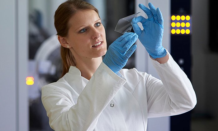 Claudia M. Palumbiny untersucht transparente Dünnschichtelektroden aus leitfähigen Polymeren, die auf flexible Substrate gedruckt werden - Foto: Wenzel Schürmann / TUM