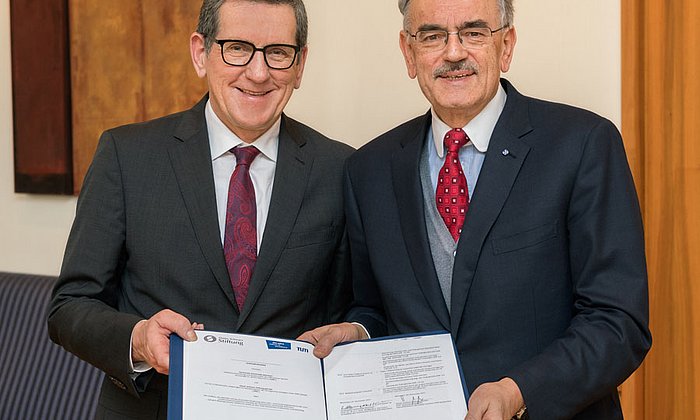 Prof. Reinhold R. Geilsdörfer, Managing Director of the Dieter Schwarz Stiftung, and TUM-president Prof. Wolfgang A. Herrmann.