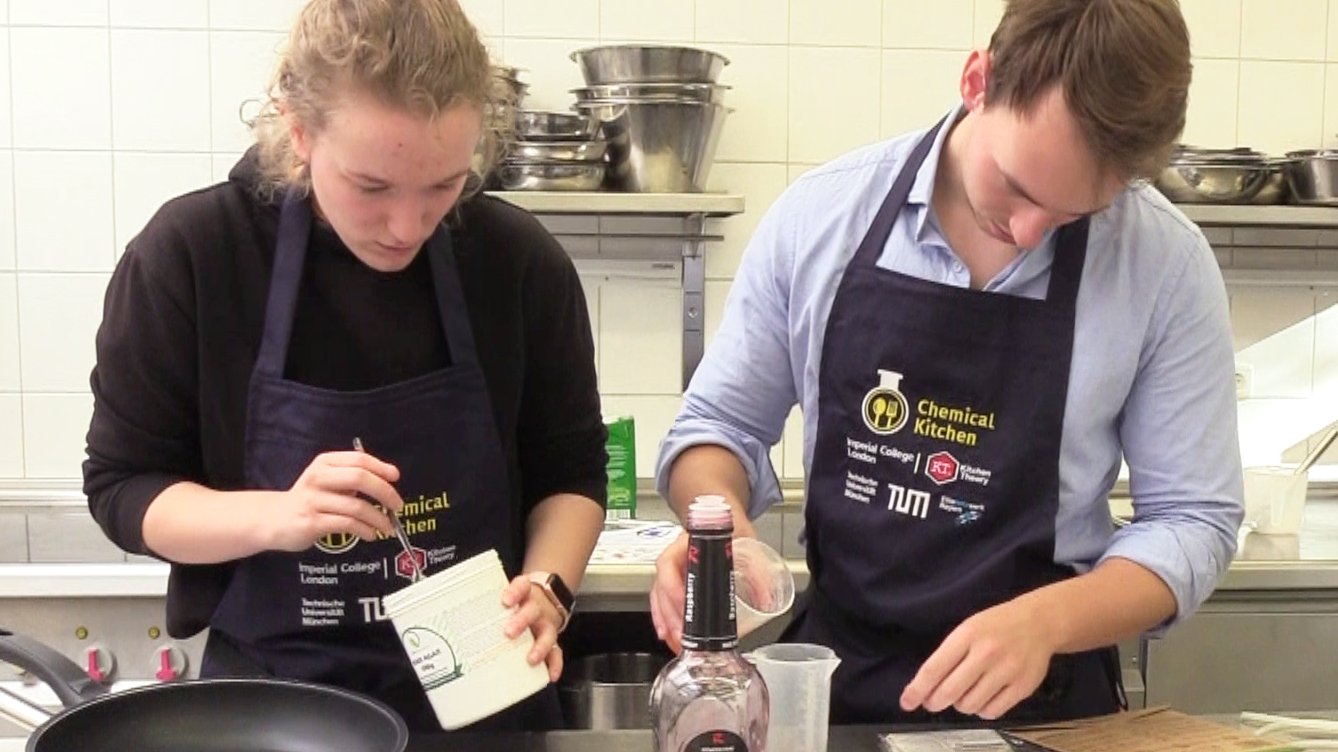 TUM students Polina Pelkonen and Cornelius Berberich in the Chemical Kitchen.