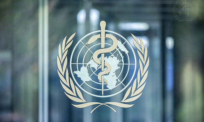 WHO-Logo an der Eingangstür der Weltgesundheitsorganisation