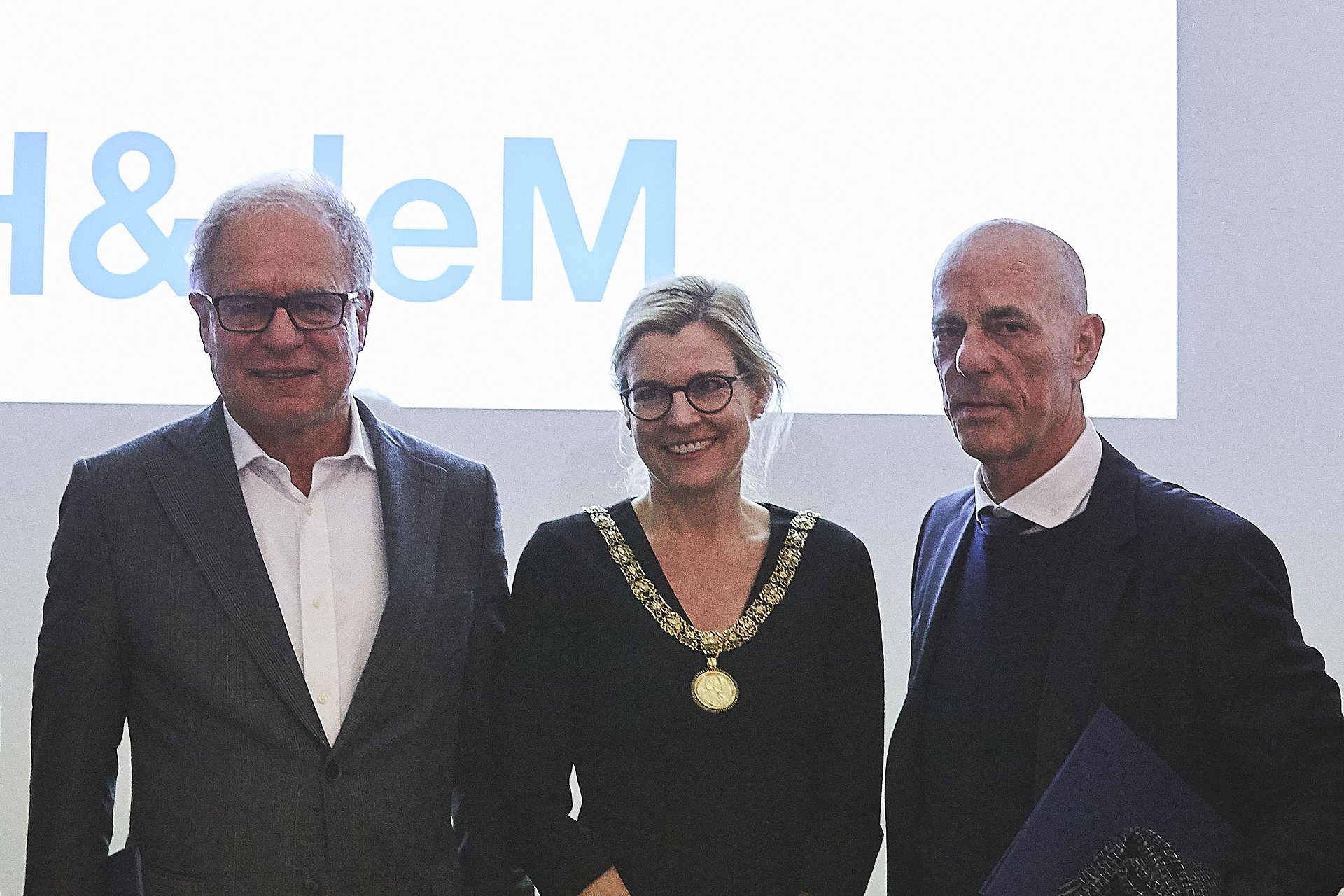 Pierre de Meuron, TUM Vice President Juliane Winkelmann, and Jacques Herzog (from left to right). (Image: Matthias Kestel / TUM)