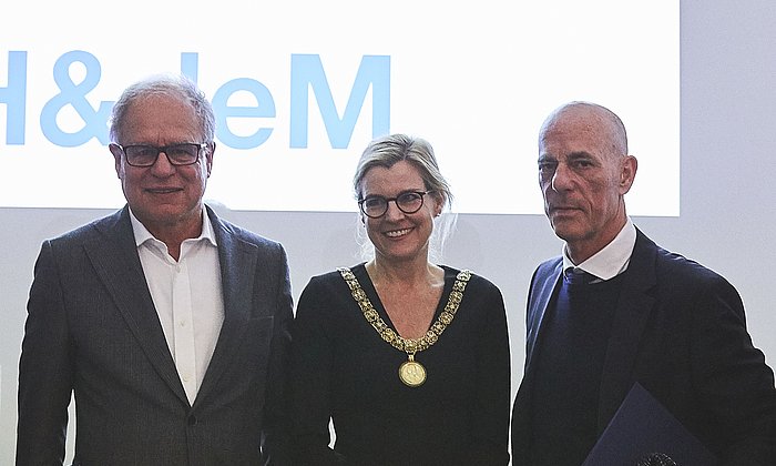 Pierre de Meuron, TUM-Vizepräsidentin Juliane Winkelmann und Jacques Herzog (v.l.n.r.). (Foto: Matthias Kestel / TUM)