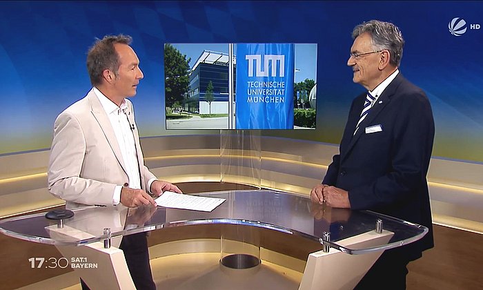 TUM-Präsident Prof. Wolfgang A. Herrmann im Studiogespräch mit Moderator Ralf Exel. (Bild: Sat.1)