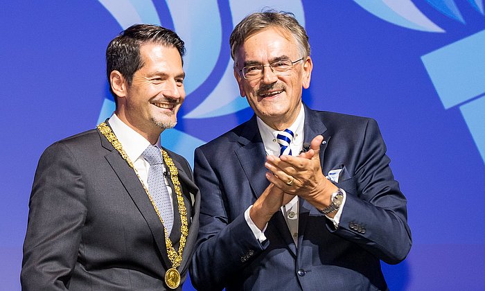 Wolfgang A. Herrmann (r.) has handed over the chain of office of the TUM President to Thomas F. Hofmann.