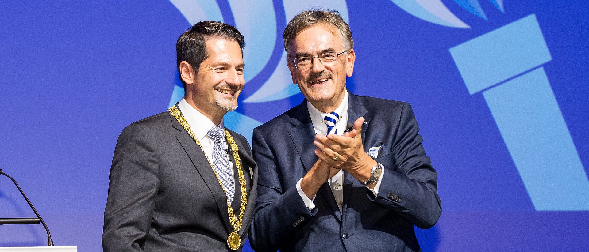 Wolfgang A. Herrmann (r.) has handed over the chain of office of the TUM President to Thomas F. Hofmann.