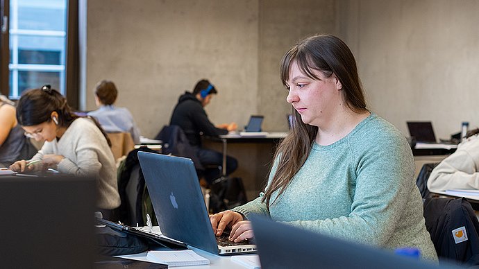 TUM student Sandra Paßreiter works on her laptop in a study area.