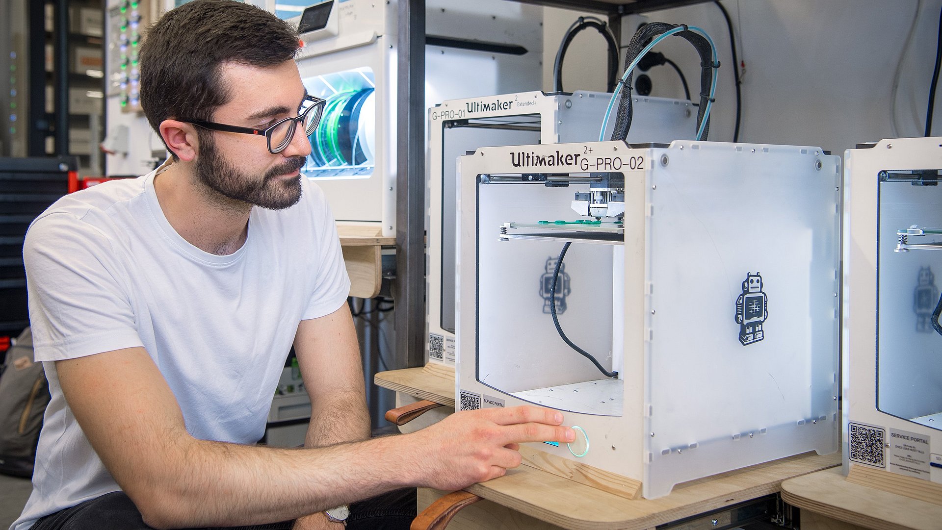 Aesthetics team member Matthias Pixner adjusting the parameters on the FDM printer.