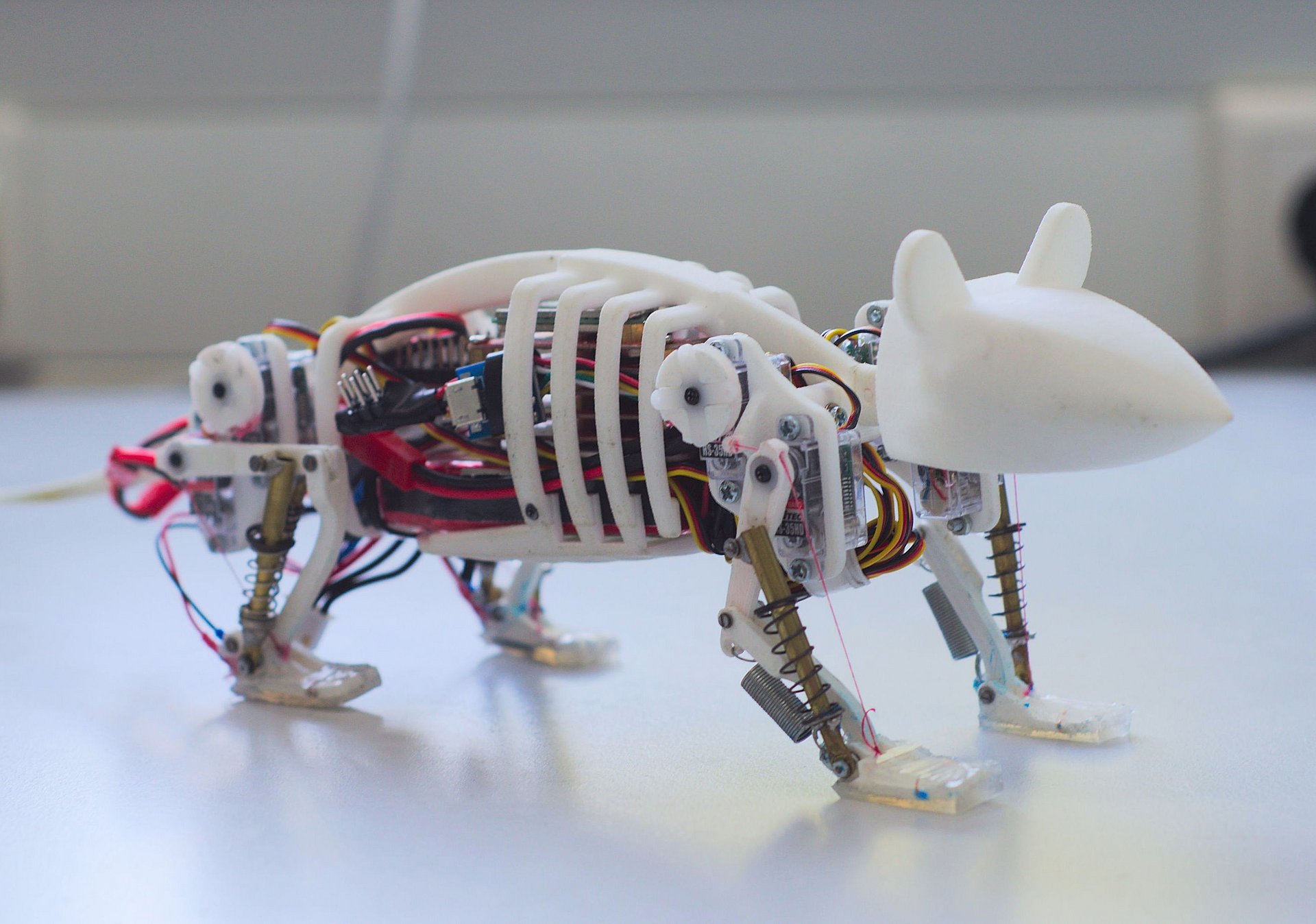 Mithilfe Künstlicher Intelligenz lernt die Robotermaus zu gehen wie eine lebende Maus.