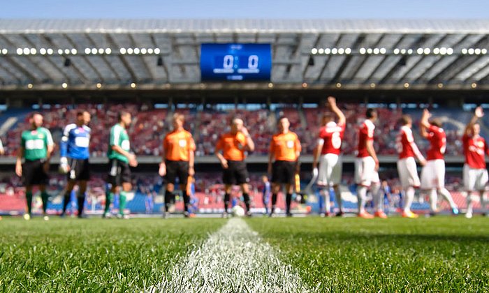 Mannschaftsaufstellung in einem Fußballstadion