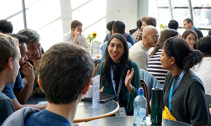 Studierende treffen sich im Green Language Café zur Diskussion über verschiedene umweltrelevante Themengebiete.