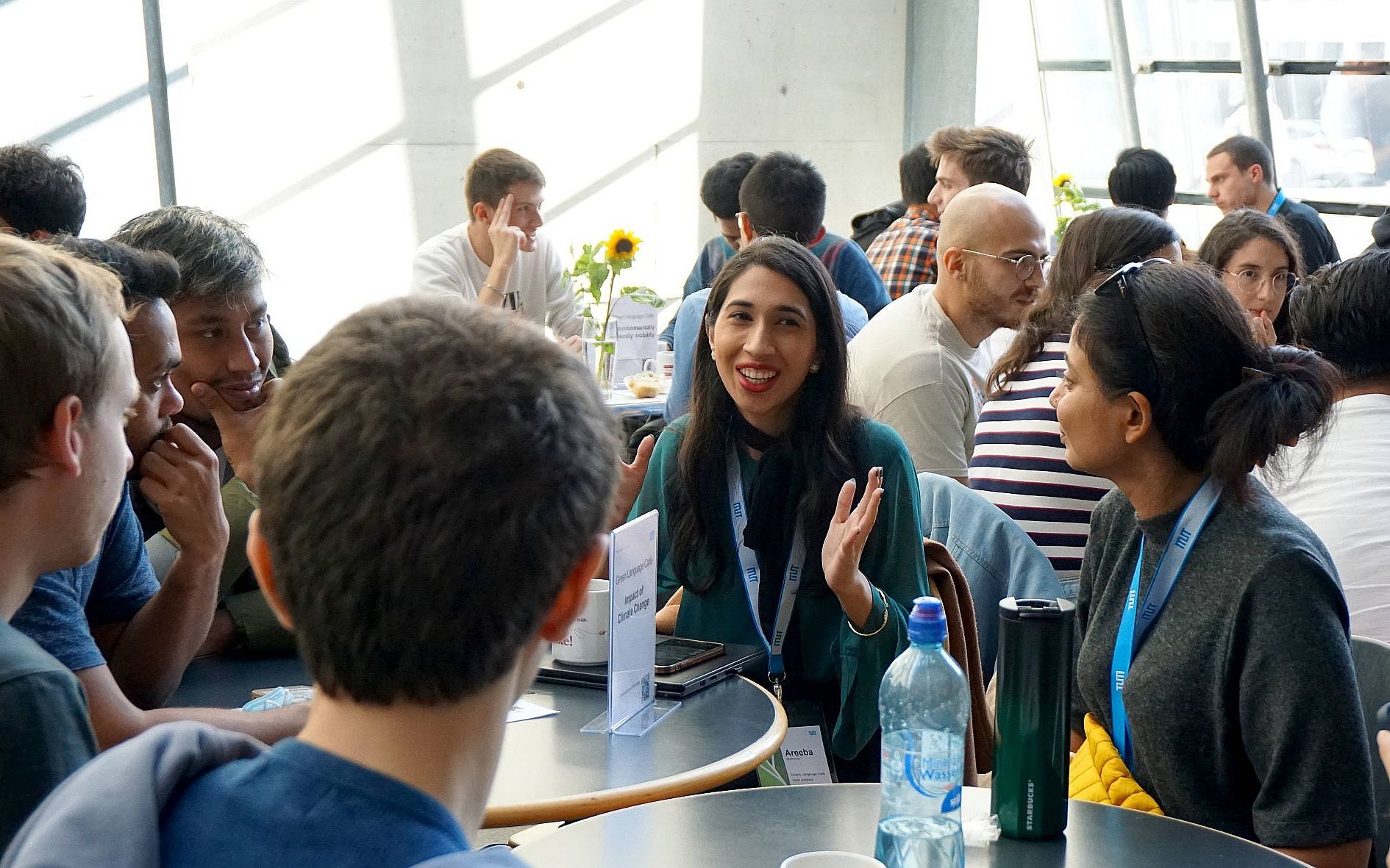 Studierende treffen sich im Green Language Café zur Diskussion über verschiedene umweltrelevante Themengebiete.