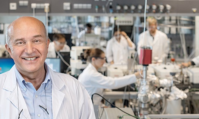 Prof. Lercher in seinem Labor in der Fakultät für Chemie der Technischen Universität München.