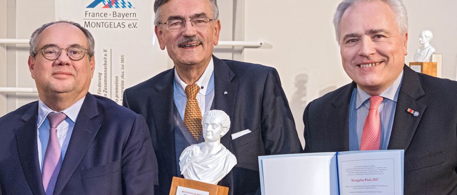 Prof. Wolfgang A. Herrmann was honored by the French Consul General Pierre Lanapats (l.) and the chairman of the Montgelas Society Pierre Wolff. (Image: Heddergott / TUM)