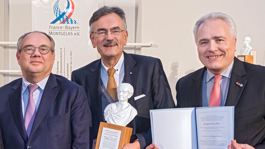 Preisträger Prof. Wolfgang A. Herrmann mit dem französischen Generalkonsul Pierre Lanapats (l.) und dem Vorsitzenden der Montgelas-Gesellschaft Pierre Wolff. (Bild: Heddergott / TUM)