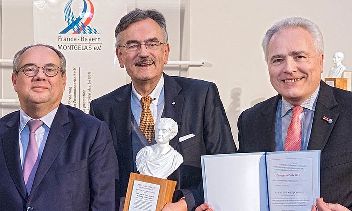 Preisträger Prof. Wolfgang A. Herrmann mit dem französischen Generalkonsul Pierre Lanapats (l.) und dem Vorsitzenden der Montgelas-Gesellschaft Pierre Wolff. (Bild: Heddergott / TUM)