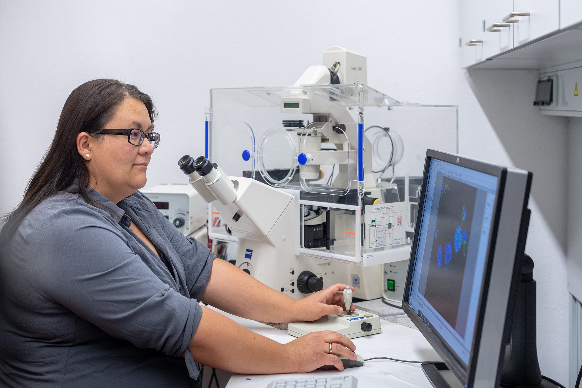 Dr. Sabrina Schreiner in her laboratory at the Institute of Virology at Helmholtz Zentrum München.